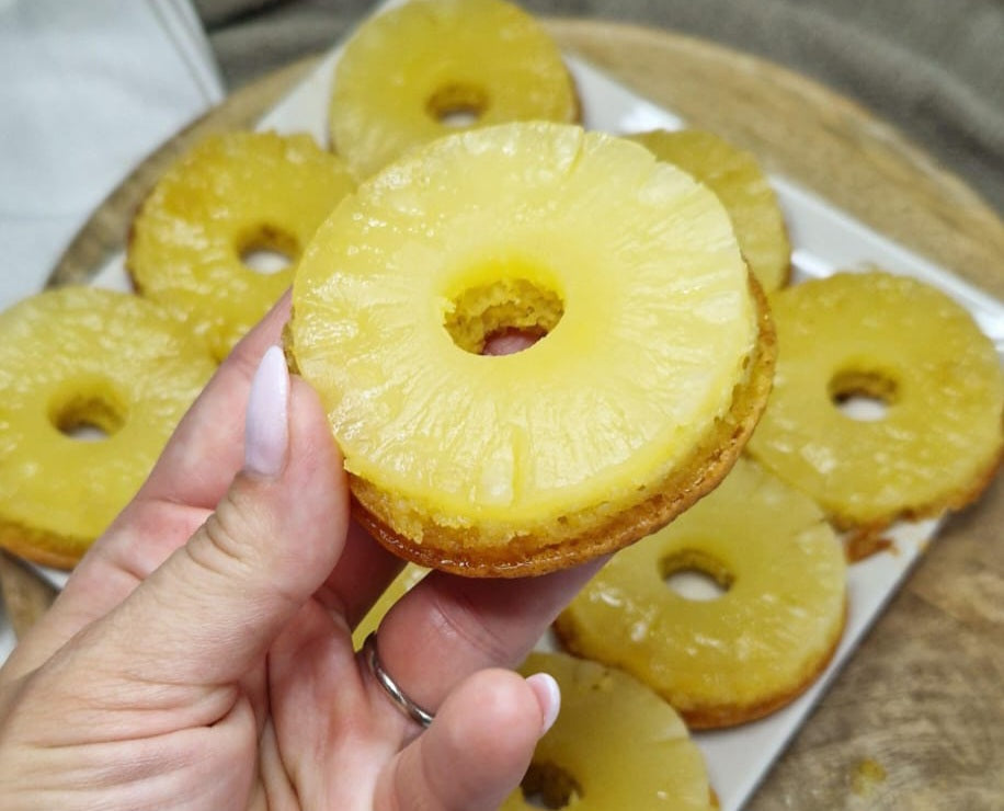 Ananásové donuty s karamelom